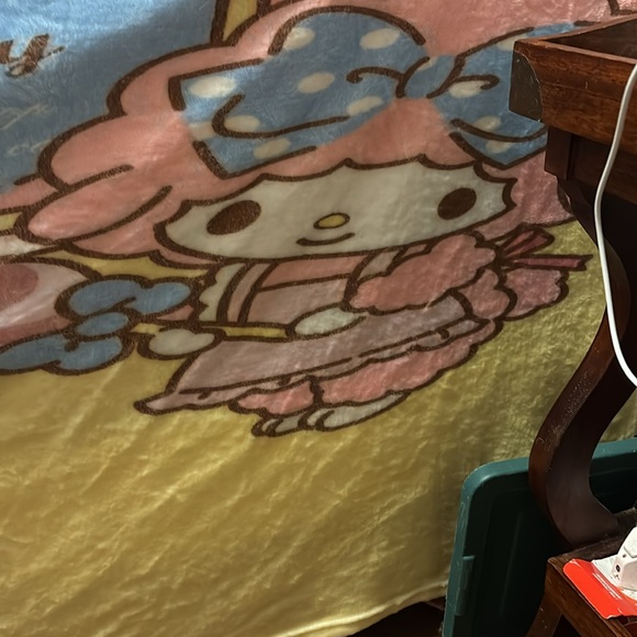 My Melody Pink and Yellow Blanket 75 by 64 - Picture 6 of 6